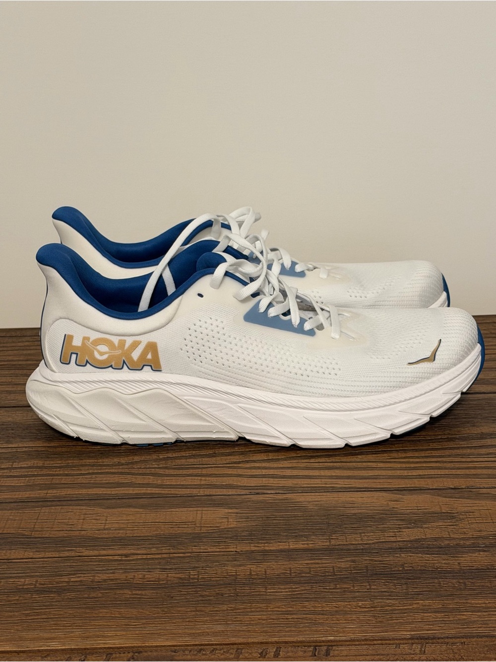 Hoka one Arahi 7 Men's White Running Shoes with Blue and Gold Accents